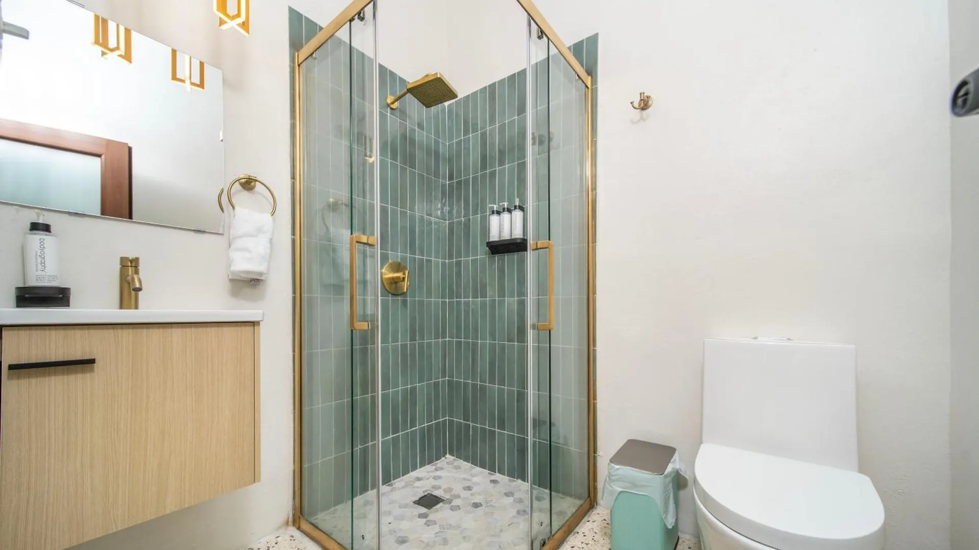 Room 12 Sunlit Balcony Stay Near Calle Cerra San Juan Porto Riko